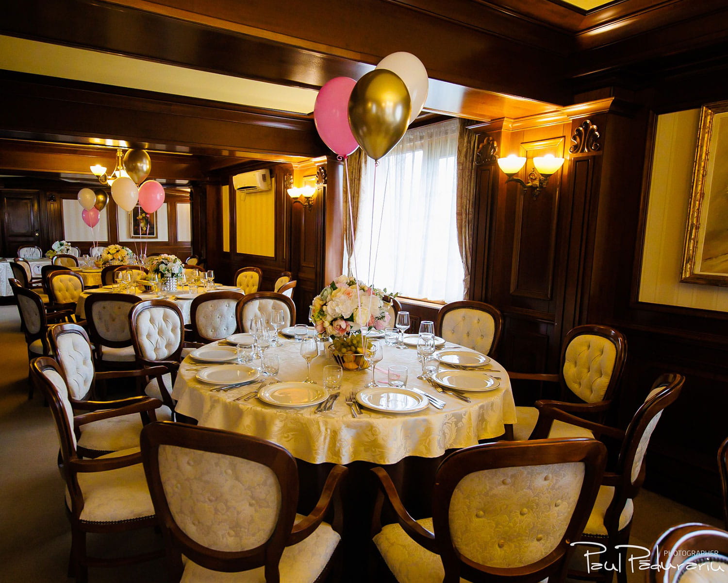 Salon nuntă Restaurant Plopii Fără Soț – decor clasic cu aranjamente florale